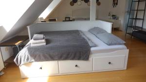BRIGHT by Interior Apartments - Familien App für 4 Personen & Kinderbett - Gartennutzung- Ausblick zum Herkules - nahe ICE-Bahnhof & UNESCO Weltkulturerbe Herkules & Schloss Wilhelmshöhe