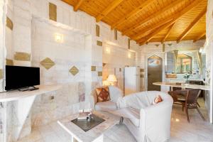 Pacos Resort Luxury Villa 19