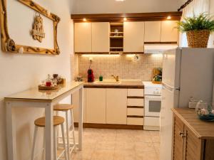 ZEFI BY THE SEA - ELEGANT SEASIDE APARTMENT 30m FROM THE BEACH