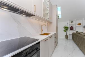 Little Miracle-Seafront Luxury Apartment