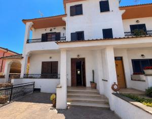 MIZI APARTMENT - Spacious independent residence with terrace and parking, 4 minutes from the beach and 100 m from Lavinio train station, with hourly connections to Rome, Anzio and Nettuno - Lavinio Stazione