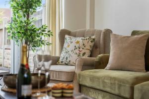 Comfortable 3-Bed House in Leeds by 53 Degrees Property, Sleeps 5 with Parking & Garden!