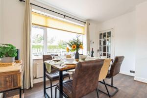 Comfortable 3-Bed House in Leeds by 53 Degrees Property, Sleeps 5 with Parking & Garden!