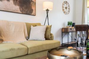 Comfortable 3-Bed House in Leeds by 53 Degrees Property, Sleeps 5 with Parking & Garden!