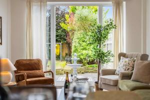 Comfortable 3-Bed House in Leeds by 53 Degrees Property, Sleeps 5 with Parking & Garden!