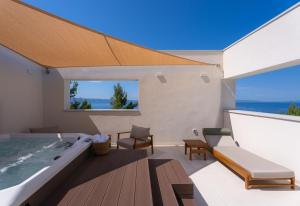 NEW! Seaview Villa C - Sophisticated 4 en-suite bedroom Retreat