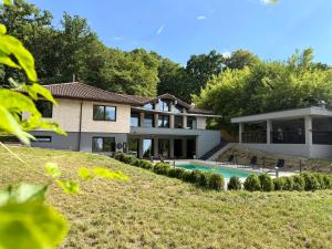 Breite Privée Forest and Pool Retreat