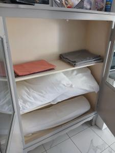 Studio cosy à Robion de 20 m² avec piscine privée