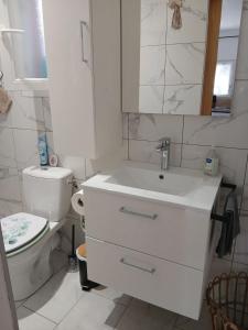 Studio cosy à Robion de 20 m² avec piscine privée