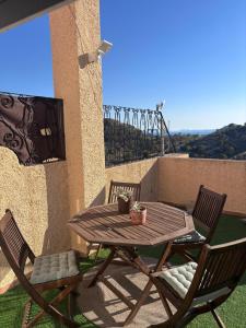 Casa mediterránea con terraza y vistas al mar en Villajoyosa