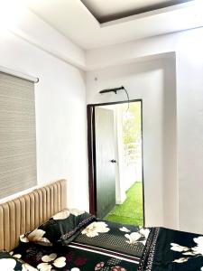 Cozy 2BHK with Balcony & Kitchen
