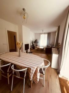 Maison familiale avec jardin et piscine 5 chambres Family home with garden and swimming pool 5 bedrooms
