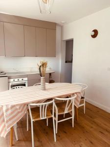 Maison familiale avec jardin et piscine 5 chambres Family home with garden and swimming pool 5 bedrooms