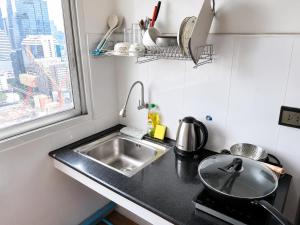 City Center 1BR Sleeps 4 Near BTS & Bars