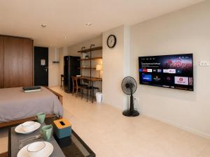 Central 1BR 50sqm Walk to BTS & Night Market