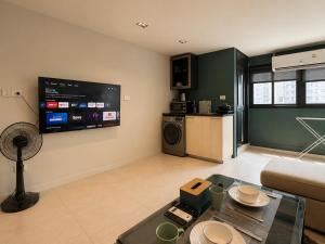 Central 1BR 50sqm Walk to BTS & Night Market