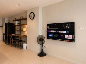 Central 1BR 50sqm Walk to BTS & Night Market