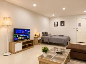 High-Rise 2BR 2Bath Near BTS Family Stay