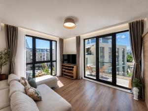 Azur Luxury Apartment - Private Garage - Steps from the Beach
