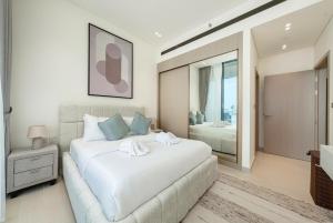 Trendy 1BD with Balcony Pool Gym