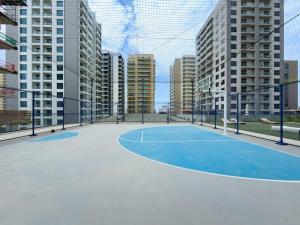 Trendy 1BD with Balcony Pool Gym