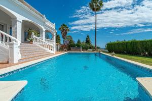 Luxury Villa with Pool, Jacuzzi, Sauna & Sea Views