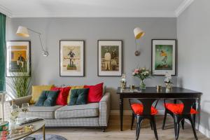 Lumina I Design 2BR Apartment with Parking I Balcony