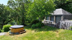 Higher Mapstone Luxury Dartmoor Retreat with Hot Tub, Views and Games Barn
