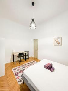 3-Bedroom Apartment, Universitate Square, City Center