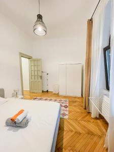 3-Bedroom Apartment, Universitate Square, City Center