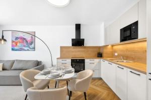 Bright Family Apartment for 6 - AC & Private Parking