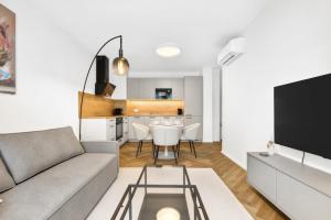 Bright Family Apartment for 6 - AC & Private Parking