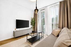 Bright Family Apartment for 6 - AC & Private Parking