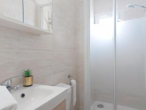 Apartment Les Romarins by Interhome