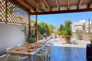 Apartment with large Terrace, 50m from Sea