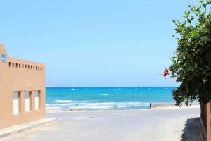 Apartment with large Terrace, 50m from Sea