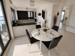 SOPHIA LAKE VIEW SUITE