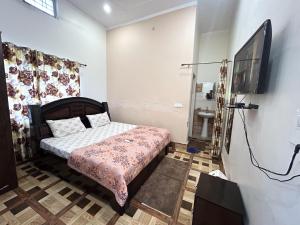 ROOMS Near Airport Gaharwar Homes