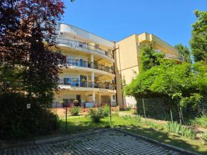 Club Topaz Apartments
