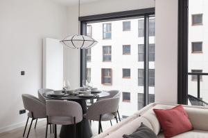 2-Bedroom Towarowa Towers Apartment near M2