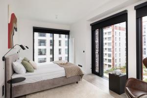 2-Bedroom Towarowa Towers Apartment near M2