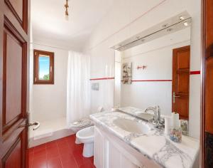LALLOGGIO DEL SOLE APARTMENTS - elegant and welcoming residence with independent apartments, shared patio and parking area, near the beach and train station with hourly trains to Rome - Lido delle Sirene, Anzio