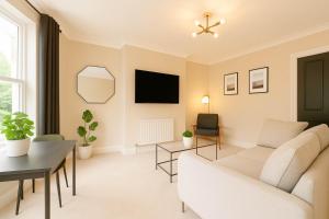 Central King Apartment - River View - Free Parking