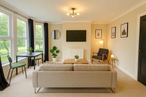 Central King Apartment - River View - Free Parking
