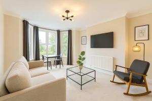 Central King Apartment - River View - Free Parking
