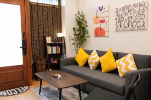 Entire Home 2BR 2BA Chinatown - Songwat
