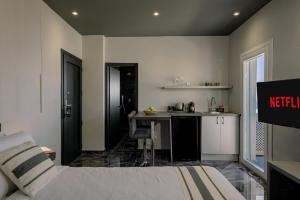 Honeymoon Suite with Jacuzzi Nea Premium Residences