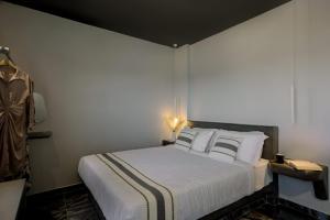 Honeymoon Suite with Jacuzzi Nea Premium Residences