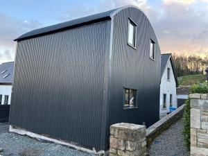 Luxury Barn Conversion with King Bed near Westport