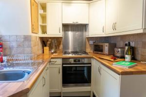 Bolthole Cottage for 2 -views - Central Ambleside